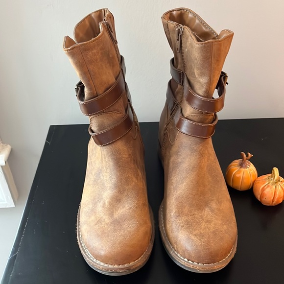 G.H. Bass & Co. Shoes - Womens G.H. Bass &Co. Tan 7 1/2 boots